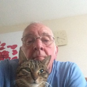 £5 Weekly Lottery winner Fred Palmer with his cat, Muffin.